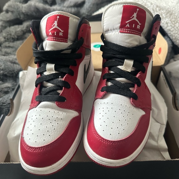 Air Jordan 1 Mid GS ‘Chicago’ - Picture 5 of 5